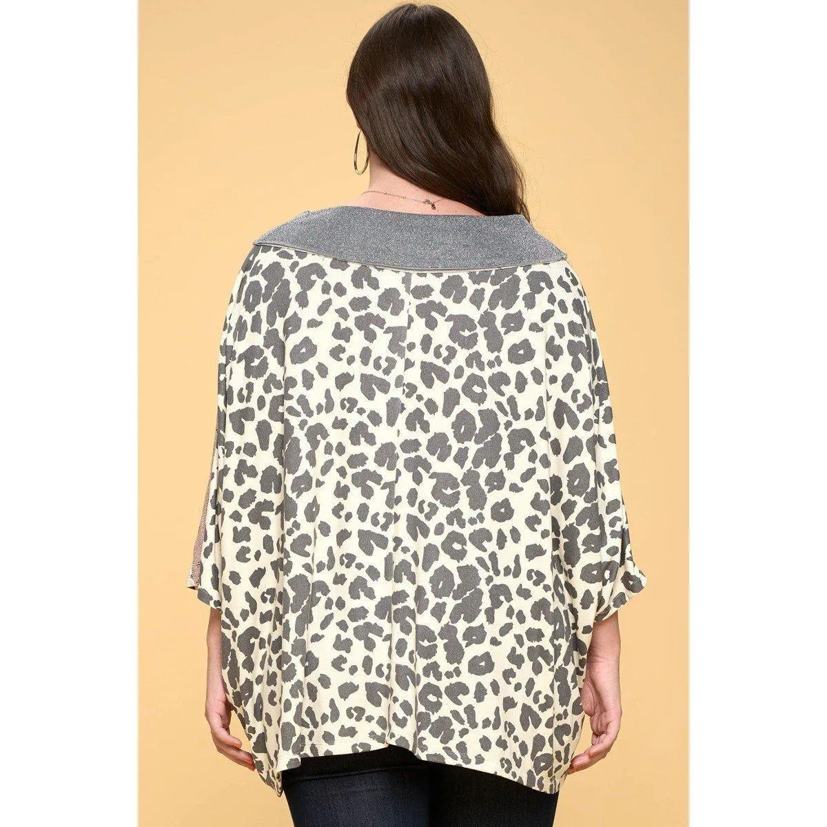 Large V-neckline Print